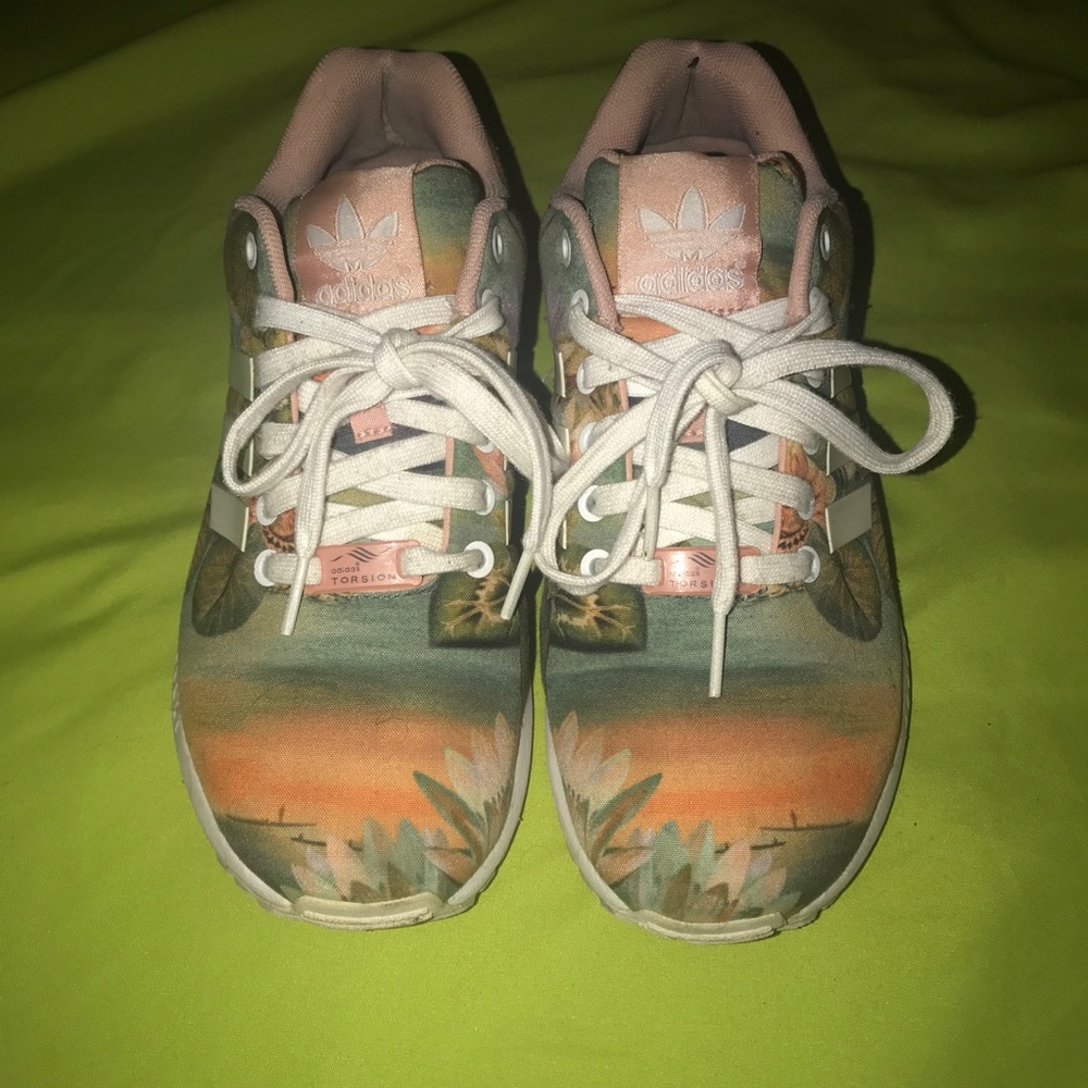 Super Cool/ Barely Worn Adidas Torsion Sneakers